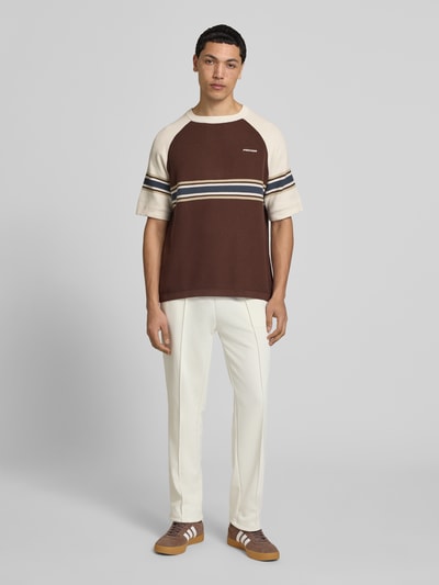 Męski model nosi Strickshirt mit Label-Stitching und Rundhalsausschnitt von Pegador, bawełna, krój regular fit, model 'Eger Pique', wyhaftowane logo, okrągły dekolt, długość tyłu w rozmiarze M: 65 cm, widok całej sylwetki od przodu.