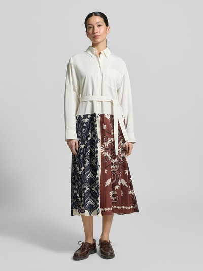 Vrouwenmodel draagt Tailliertes Blusenkleid aus Baumwoll-Mix Modell 'ONDINA' van Weekend Max Mara, wit met blauw en bruin all-over dessin, getailleerde fit, knielang, overhemdkraag, knoopsluiting, lange mouw met manchet, borstzak, katoenmix. Volledig frontaal zicht.