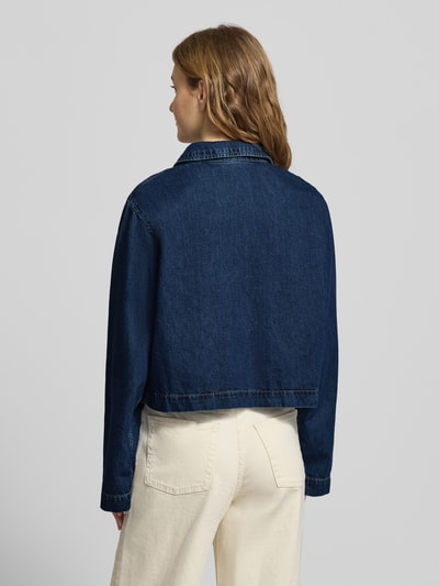 Vrouwenmodel draagt Loose Fit Jeansbluse aus reiner Baumwolle van Marc O'Polo Denim in effen donkerblauw denim, rechte lange mouwen, borstzak, rugaanzicht