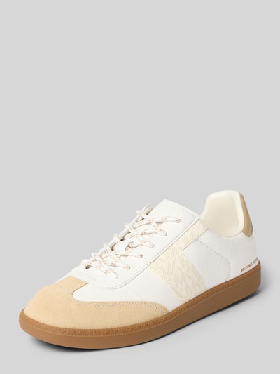 Produktfoto, Sneaker mit Kontrastbesatz Modell 'JOVIE' van MICHAEL Michael Kors, witte en beige kleuren, gestructureerde zool, logoprint, Labelopschrift, afgeronde vorm, vetersluiting, hakhoogte maat 40: 2 cm, schachthoogte maat 40: 7 cm, schachtbreedte maat 40: 9 cm
