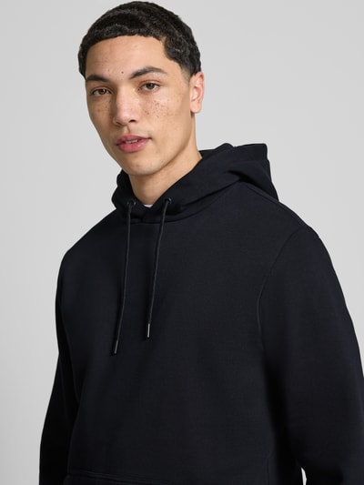 Männermodel trägt Regular Fit Hoodie aus Baumwoll-Mix Modell 'CERES' von Only & Sons, Optik: Unifarben, Nahaufnahme Oberkörper.