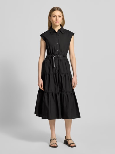 Frauenmodel trägt Hemdblusenkleid mit Gürtel und Knopfleiste von MICHAEL Michael Kors, Schwarz, tailliert, Kappärmel, Volantsaum, Ganzkörperansicht von vorne.