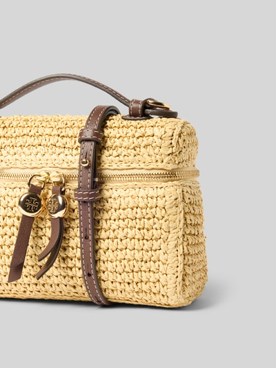 Produktfoto, Crossbody Bag aus Bast von Tory Burch in Naturfarbe mit Rundum-Reißverschluss, verstellbarem Schulterriemen, Steckfach innen, kurzem Trageriemen, Maße 19 cm Breite, 12 cm Länge, 6 cm Tiefe, Bast-Textur auf glattem Hintergrund.