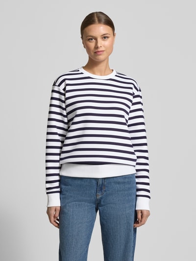 Frauenmodel trägt Regular Fit Sweatshirt aus Baumwoll-Mix von Christian Berg Woman mit Ringel-Optik, Rundhalsausschnitt, elastische Abschlüsse, Ganzkörperansicht von vorne.
