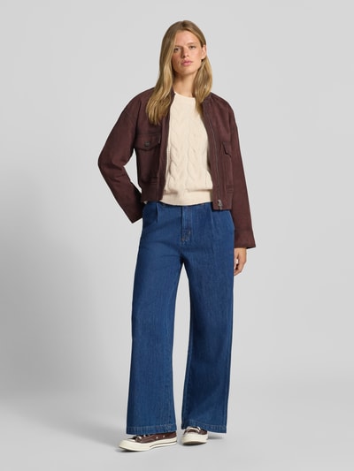 Frauenmodel trägt Relaxed Fit Pullover mit Rundhalsausschnitt Modell 'KATHY' von PIECES in Creme, glatte Textur, Ganzkörperansicht von vorne.