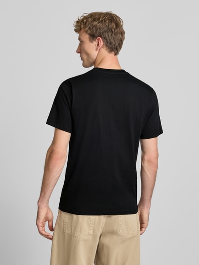 Männermodel trägt T-Shirt mit Rundhalsausschnitt und Logo von Replay aus reiner Baumwolle, Slim Fit, Rückansicht, Rückenlänge 71 cm.