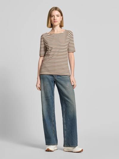 Frauenmodel trägt Slim Fit T-Shirt aus reiner Baumwolle von s.Oliver RED LABEL, efekt: wzór w paski, krój slim fit, dekolt w łódkę, rękaw o dł. 1/2, dżersej, cieniowana przędza, damski t-shirt, naszywka z logo, Ganzkörperansicht von vorne
