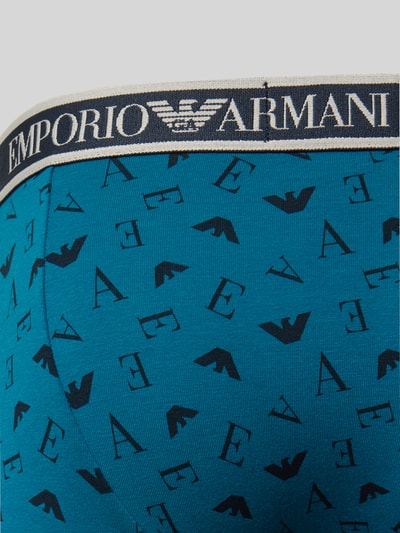 Produktfoto, Slim Fit Trunks aus Baumwoll-Mix von Emporio Armani in Blau mit elastischem Bund und Logo-Detail, Muster aus schwarzen Buchstaben und Symbolen