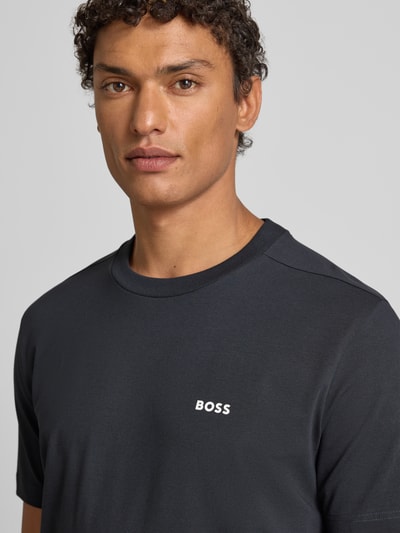 Männermodel trägt T-Shirt mit Label-Print von BOSS Green, Unifarbenes-Design, Baumwoll-Elasthan-Mix, Nahaufnahme Oberkörper.