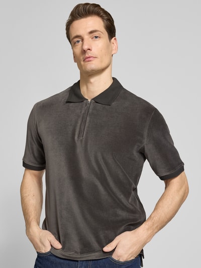 Männermodel trägt Regular Fit Poloshirt mit Reißverschluss Modell 'Francis' von Tiger Of Sweden aus Baumwoll-Mix, Polo-Kragen, kurzärmelig, Ganzkörperansicht von vorne.