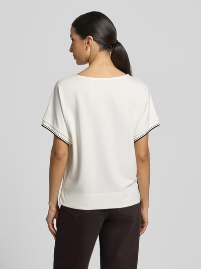 Frauenmodel trägt Damen T-Shirt aus Viskose-Mix mit Rundhalsausschnitt Modell 'Giprep' von OPUS, Relaxed-Fit, Kontraststreifen, Ganzkörperansicht Rückansicht.