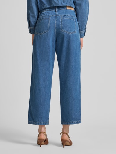 Frauenmodel trägt Straight Fit Jeans in verkürzter Passform Modell 'Estelle' von JOOP! aus Reine Baumwolle, mittlere Waschung, Gesäßtaschen, Ganzkörperansicht Rückansicht. Bundweite bei Größe 27: 41 cm, Innenbeinlänge bei Größe 27: 68 cm.