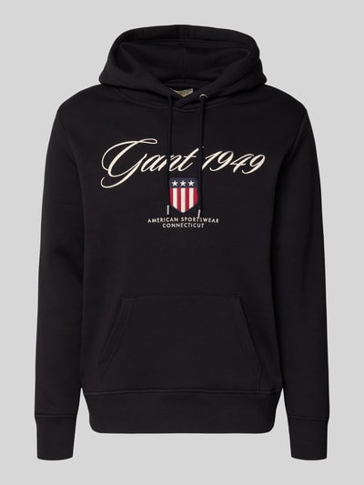 Produktfoto, Hoodie mit Label-Stitching und Känguru-Tasche von Gant in Schwarz, Baumwoll-Mix, Regular-Fit, sichtbare Känguru-Tasche.