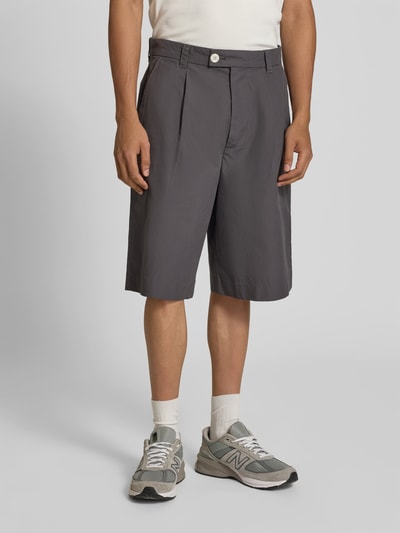 Männermodel trägt Straight Fit Bermuda mit Bundfalten von ANNARR aus Reine Baumwolle, Bundfalten, Gesäßtaschen, Ganzkörperansicht von vorne.