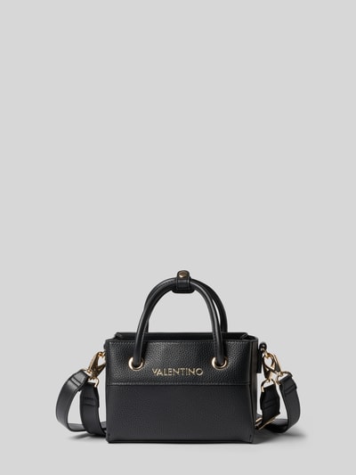 Produktfoto, schwarze Umhängetasche in Leder-Optik Modell 'ALEXIA' von Valentino Bags mit goldfarbenen Details auf grauem Hintergrund. Damen Umhängetasche.