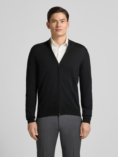 Männermodel trägt Cardigan mit Label-Detail Modell 'Balonso' von BOSS aus Reiner Schurwolle, Unifarbenes-Design, Gerader-Schnitt, Ganzkörperansicht von vorne.