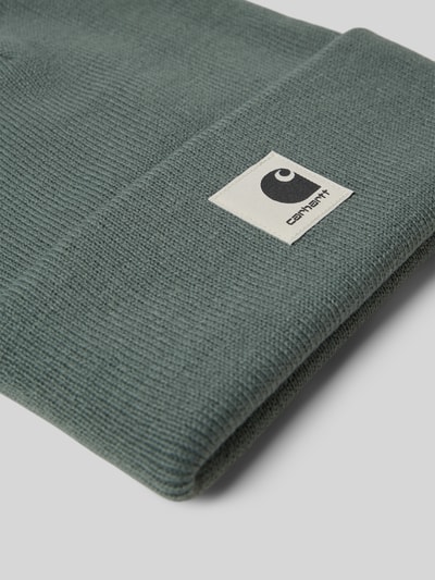 Produktfoto, grüne Damen Beanie-Form mit breitem Umschlag und Label-Detail, Modell 'Ashley' von Carhartt Work In Progress, strukturierte Stricktextur