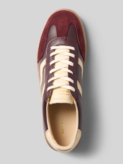 Productfoto, sneakers van echt leer model 'Cuzima' van GANT in bordeaux, crème en beige met gladde en suède texturen