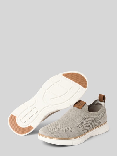 Produktfoto, Sneaker mit Logo-Detail Modell 'Pasadena' von bugatti, beżowo-biała kolorystyka, zaokrąglony krój, lekko profilowana podeszwa, wysokość obcasa w rozmiarze 44: 3 cm, wysokość cholewki w rozmiarze 44: 8 cm, szerokość w rozmiarze 44: 10 cm, teksturowana tkanina