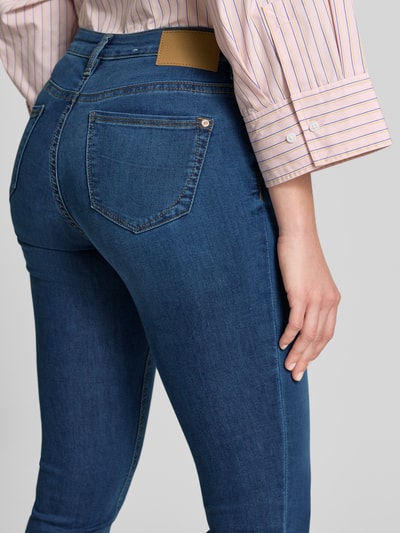 Frauenmodel trägt Slim Fit Caprijeans aus Baumwoll-Mix von Tom Tailor in blauer Denim-Optik, 5-Pocket-Design, Logo Patch, Ganzkörperansicht Rückansicht.