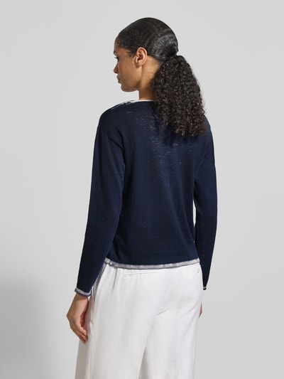 Frauenmodel trägt Longsleeve mit Linksdruck und Rundhalsausschnitt von monari, reine Baumwolle, Regular Fit, Rückansicht, Ganzkörperansicht.