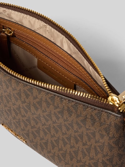 Produktfoto, Handtasche mit Allover-Logo-Print Modell 'Murphy' von MICHAEL Michael Kors in Braun mit Reißverschluss, goldfarbenen Details, Logo-Applikation, schmalem Schulterriemen, Innenfach und Logo-Futter, Nahaufnahme Innenseite.