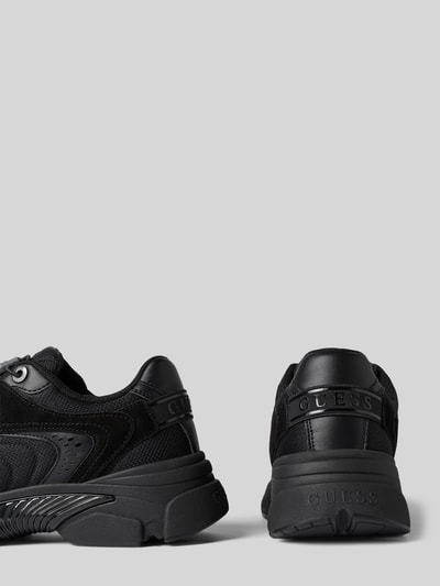 Produktfoto, Sneaker mit profilierter Sohle Modell 'IMERI' von Guess, schwarze Strukturen mit Label-Detail, abgerundete Spitze, Größe 40, 4 cm Absatzhöhe, 5 cm Schafthöhe, 8 cm Schaftweite.