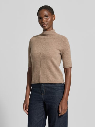 Frauenmodel trägt Strickpullover aus Kaschmir mit 1/2-Arm von Christian Berg Woman in Beige, Stehkragen, Regular Fit, Nahaufnahme Oberkörper.