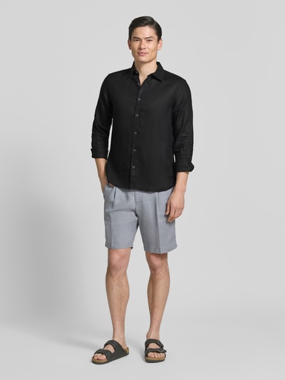 Männermodel trägt Regular Fit Freizeithemd aus reinem Leinen von s.Oliver RED LABEL in Schwarz, unifarben, Ganzkörperansicht von vorne.