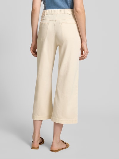 Frauenmodel trägt Regular Fit Culotte aus Baumwoll-Mix von Raphaela By Brax in Creme mit Leisten- und Gesäßtaschen, Ganzkörperansicht Rückansicht.