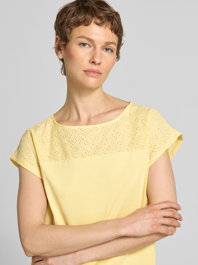 Frauenmodel trägt Regular Fit Blusentop aus reiner Baumwolle Modell 'JANNI' von Vero Moda, Optik: Unifarben, semitransparenter Besatz, U-Boot-Ausschnitt, Kurzarm, Materialverarbeitung: Jersey, Nahaufnahme Oberkörper.
