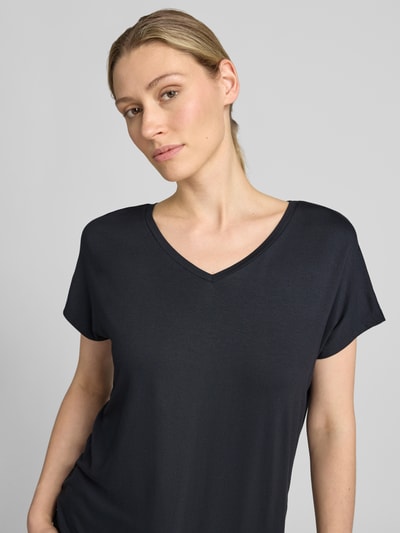 Frauenmodel trägt T-Shirt aus Viskose-Elasthan-Mix mit V-Ausschnitt von Christian Berg Woman, Relaxed Fit, Kappärmel, Nahaufnahme Oberkörper.