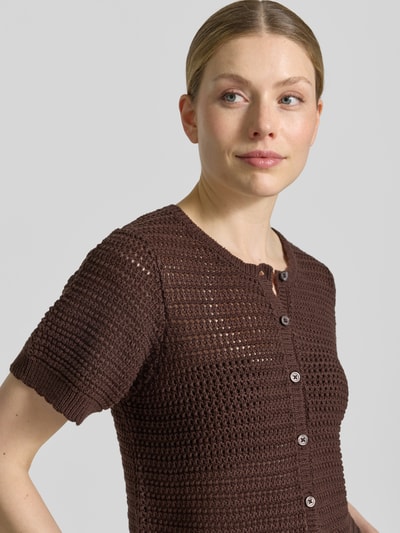 Frauenmodel trägt Cardigan mit Knopfleiste Modell 'Tota' von FREE/QUENT in Braun, Grobstrick, Baumwoll-Mix, Nahaufnahme Oberkörper
