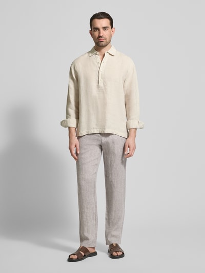 Männermodel trägt Regular Fit Freizeithemd aus Leinen mit Kentkragen von JAKE*S STUDIO MEN in Beige, lockere Struktur, Ganzkörperansicht von vorne, Rückenlänge 74 cm, Schulterbreite 56 cm, Ärmellänge 68 cm, reine Leinen-Textur, kurze Knopfleiste, Sportmanschetten.