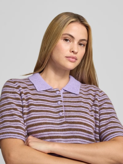 Frauenmodel trägt Poloshirt mit Woll-Anteil Modell 'Milvi' von MOS MOSH, lila-braune Streifen, kurzer Arm, Nahaufnahme Oberkörper.