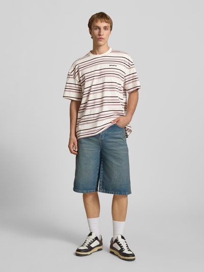 Männermodel trägt T-Shirt mit Logo-Stitching Modell 'EAST LIBERTY' von Dickies, relaxed fit, katoen, ronde hals, gestreept, Ganzkörperansicht von vorne