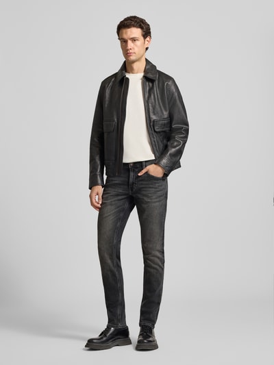 Mannenmodel draagt Slim Fit Jeans met steekzakken model 'Oregon' van Mustang in katoenmix met stretch, grijs, full-body vooraanzicht.