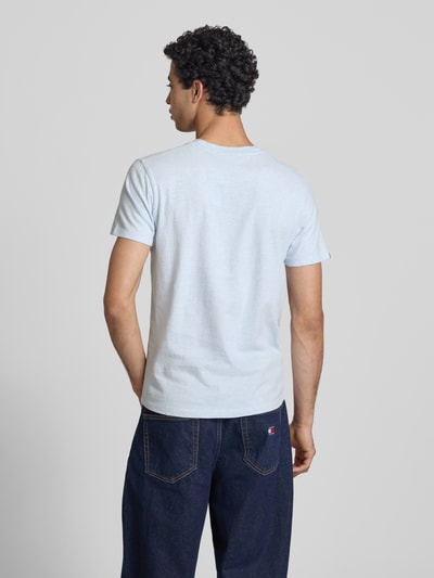 Männermodel trägt Regular Fit T-Shirt mit Logo-Stitching von Superdry in Hellblau, reine Baumwolle, Rundhalsausschnitt, Ganzkörperansicht Rückansicht.