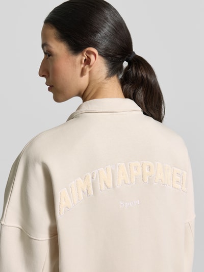 Frauenmodel trägt Sweatjacke mit Stehkragen und Reißverschluss von aim'n, Baumwoll-Mix, Relaxed-Fit, Ganzkörperansicht Rückansicht.