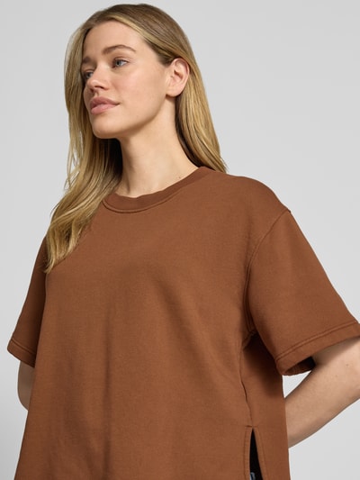 Frauenmodel trägt Sweatshirt mit 1/2-Arm und Rundhalsausschnitt von Rich & Royal im Braunton, Bio-Baumwoll-Mix mit Stretch-Anteil, Loose-Fit, überschnittene Schultern, Seitliche Schlitze, Nahaufnahme Oberkörper.