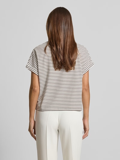 Vrouwenmodel draagt T-shirt met ronde hals model 'Sotel' van OPUS, mix van katoen en elastaan, relaxed fit, omslag aan mouwen, ruglengte maat S 55 cm, wit met fijne zwarte strepen. Ganzekunst terugaanzicht.