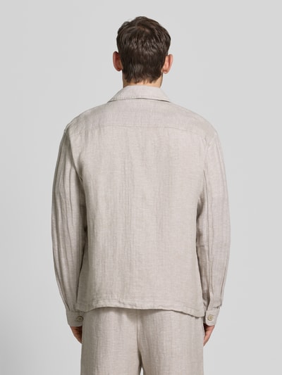 Männermodel trägt Regular Fit Hemdjacke aus Leinen-Baumwoll-Mix von JAKE*S STUDIO MEN, Kentkragen, Rückenlänge 61 cm, Ganzkörperansicht Rückansicht.