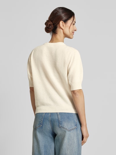 Frauenmodel trägt Strickpullover aus Alpaka-Mix Modell 'SANIDY' von Drykorn, cremefarben, 1/2-Arm, Regular Fit, Rückansicht, Ganzkörperansicht