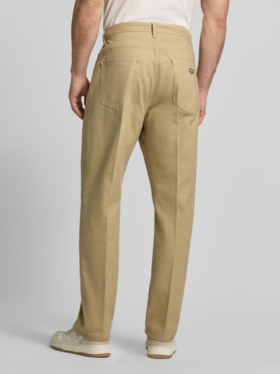 Männermodel trägt Relaxed Fit Stoffhose aus reiner Baumwolle Modell 'BEN' von Antony Morato in Beige mit Bundfalten, 5-Pocket-Design, Ganzkörperansicht Rückansicht.