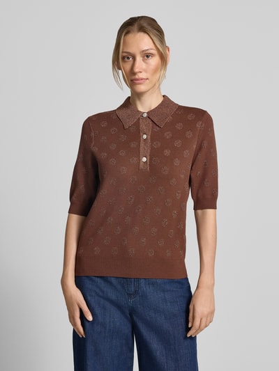 Frauenmodel trägt Relaxed Fit Pullover aus Viskose-Mix Modell 'KRAB' von Essentiel Antwerp in Braun mit feinem Muster, Nahaufnahme Oberkörper. Damen Pullover von Essentiel Antwerp