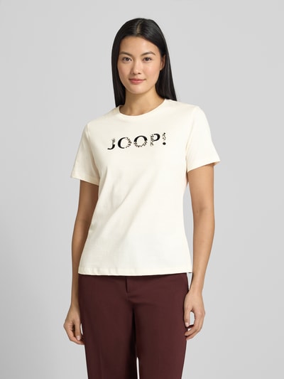 Frauenmodel trägt T-Shirt mit Label-Print Modell 'Tanna' von JOOP!, Reine Baumwolle, Regular-Fit, Rundhalsausschnitt, Vorderansicht, Nahaufnahme Oberkörper.