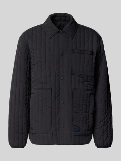 Produktfoto, Steppjacke mit Brusttasche von MAISON KITSUNÉ, kolor czarny, prosty krój, listwa z zatrzaskami, brustasza, wpuszczane kieszenie, detal z logo, elastyczne zakończenia rękawów, długość tyłu w rozmiarze M: 67 cm, szerokość w rozmiarze M: 47 cm, długość rękawów w rozmiarze M: 62 cm