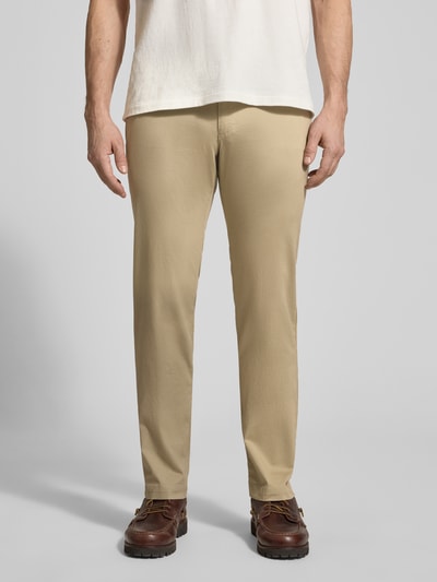 Männermodel trägt Fein strukturierte Chino mit Gesäßtaschen von bugatti in Beige, Baumwoll-Mix mit Stretch-Anteil, Regular-Fit, Ganzkörperansicht von vorne.