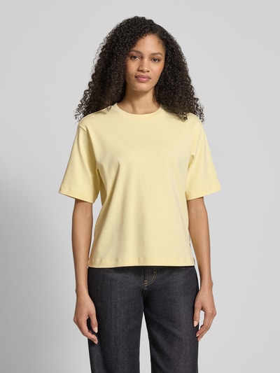 Frauenmodel trägt T-Shirt in halbärmligem Design von JAKE*S STUDIO WOMAN in Gelb, aus Baumwolle, lockerer Schnitt, Ganzkörperansicht von vorne.