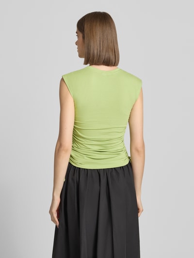 Frauenmodel trägt Trägertop mit seitlichen Raffungen Modell 'GURI' von Topshop, Slim Fit, Baumwoll-Elasthan, Rückansicht Ganzkörperansicht.